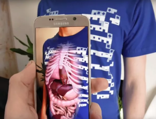 Тениска, с която да надникнете в тялото (ВИДЕО)