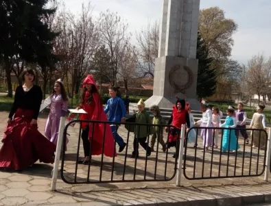 Приказни герои оживяха в асеновградското село Избеглии