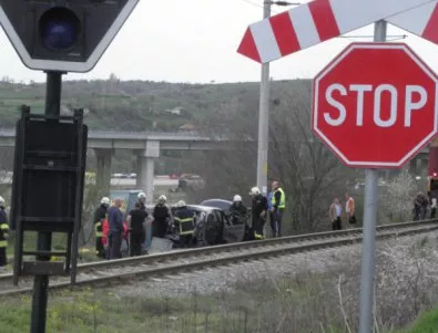 Трима души пострадаха инцидент на жп прелез край Борово