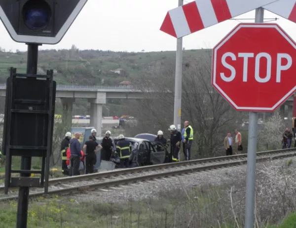 Два влака блъснаха кола на прелез, има загинал