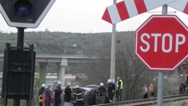 Два влака блъснаха кола на прелез, има загинал