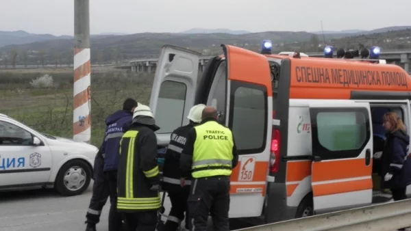 Кола изхвърча от пътя и падна в река, пострадаха жена и дете