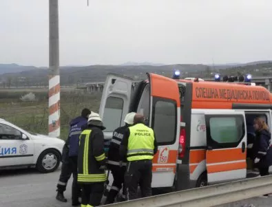 Четирима ранени след челен сблъсък между два автомобила на пътя София-Варна