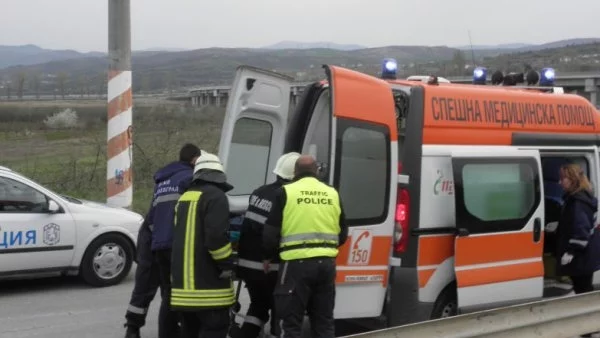Четирима ранени след челен сблъсък между два автомобила на пътя София-Варна