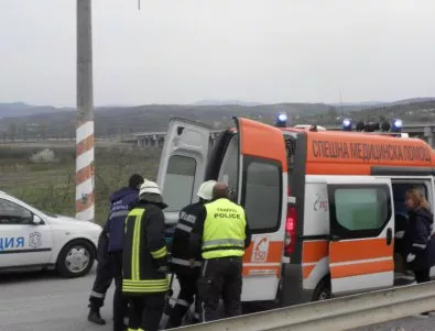 Катастрофа с автобус, 10 души са откарани в болница