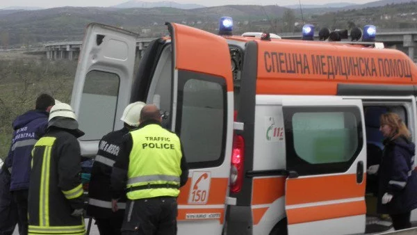 Три деца пострадаха след катастрофа между кола и каруца