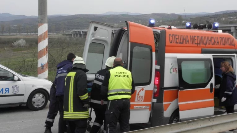 Мъж загина, а жена му е в болница след катастрофа на пътя София - Варна