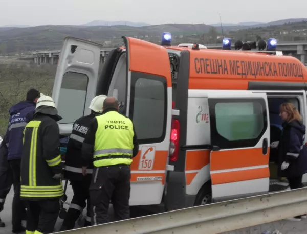 Трима са в болница след тежка катастрофа край Казанлък