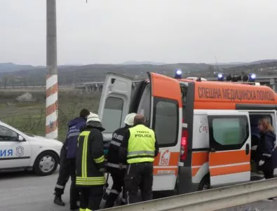 Кола се удари в автобус, трима души загинаха