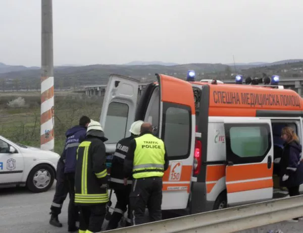 7 души пострадаха при катастрофа на главен път Е-79