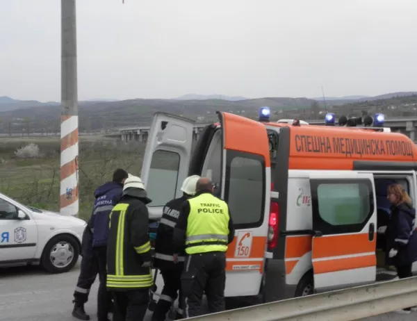 Двама загинали след тежка катастрофа на пътя Котел-Омургат
