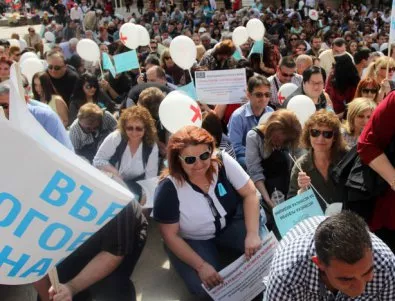 Медици в Пловдив тръгнаха на протест, не са вземали заплати 4 месеца