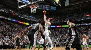 Сан Антонио разби Оклахома и поведе в серията 