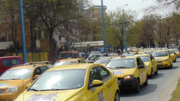 Пловдив беше блокиран за час заради протест на такситата
