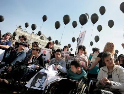 Родители на деца с увреждания затвориха пътя за Созопол