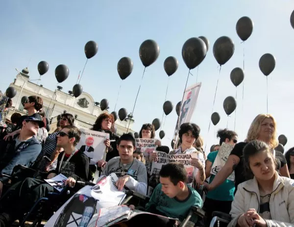 Протестът на майките на деца с увреждания във Варна ще продължи до края на юли