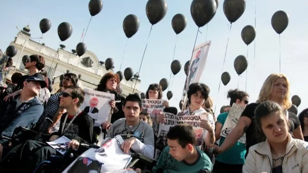 Протестът на майките на деца с увреждания във Варна ще продължи до края на юли