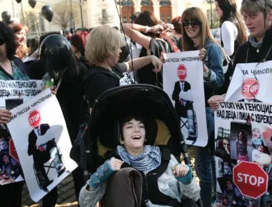 Родители на деца с увреждания заплашват с гладни стачки ако държавата не ги чуе