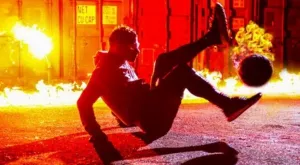 ВИДЕО: Безумци показаха как се рита футбол в... ада