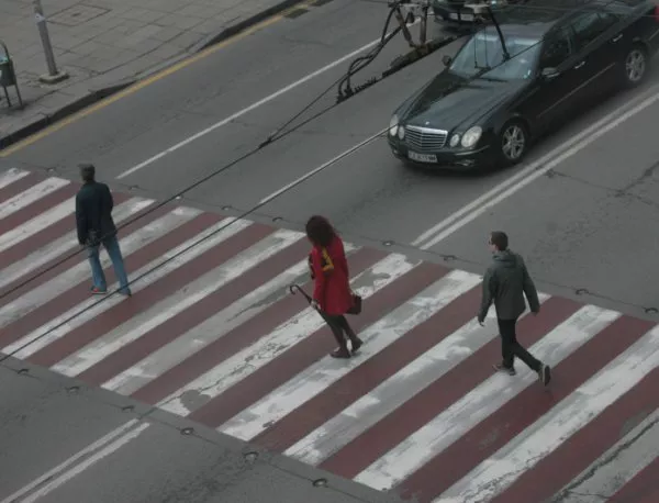 Не е абсолютно правото на пешеходеца да пресича на пешеходна пътека