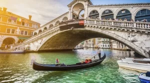 Венеция ще налага глоби на туристите за непристойно поведение