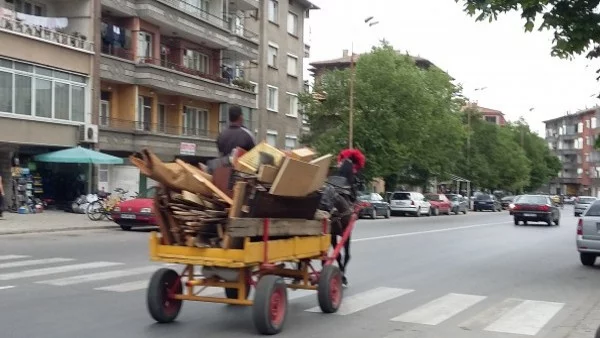 Състезание с каруци блокира движението край Казанлък