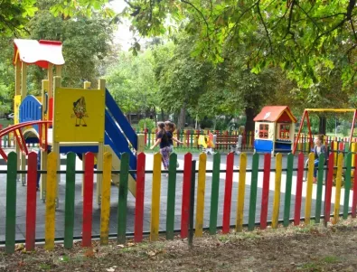 Ремонтират почти всички детски съоръжения в Асеновград
