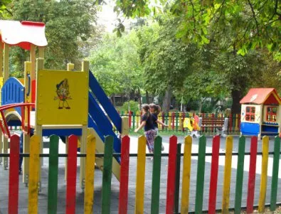 Опасни детски съоръжения са премахнати от градина на бул. 