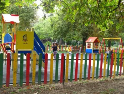 Ремонт на детски площадки в два съседни столични района с двойна разлика в цените
