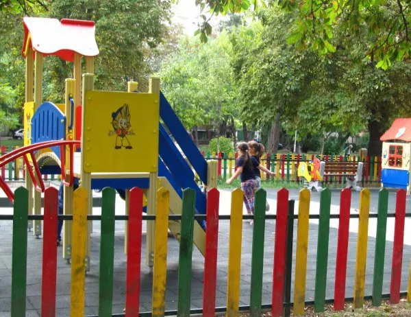 Над 1200 опасни детски площадки в София