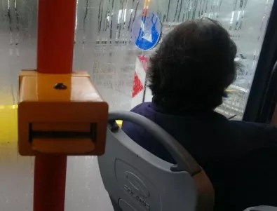 Уникално ВИДЕО: Кондуктор като Тарзан в градския транспорт в Пловдив