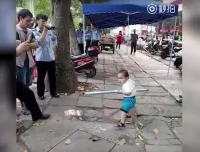3-годишно момченце защитава яростно семейния бизнес от инспектори (Видео)