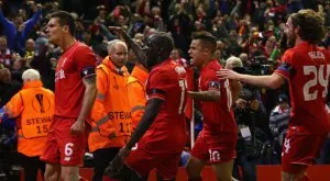 Играч на Ливърпул се разхожда свободно... с фланелката на друг отбор (СНИМКИ)