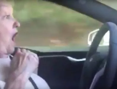 Баба в шок и ужас при първия си тест на автопилота на новата Tesla S (Видео)