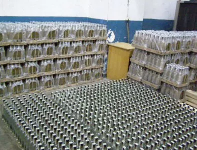 Митничари откриха десетки тонове нелегален алкохол в Каблешково (ВИДЕО)