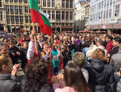 Стотици се хванаха на българско хоро в Брюксел (Видео)