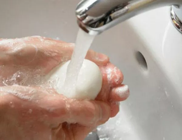 Експерт: Чистите ръце пазят от летни вируси