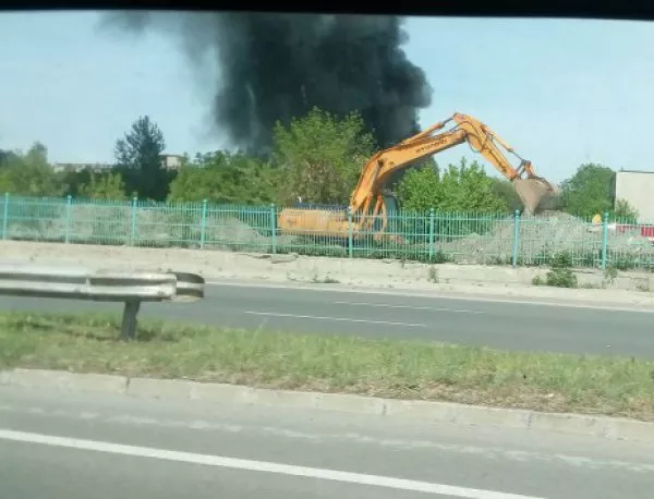 Пламна пожар в бившето ГУСВ между Асеновград и Пловдив