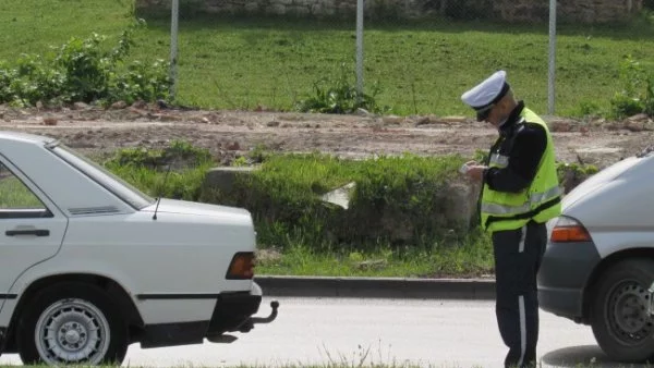 На столичен булевард аварира камион с опасни вещества