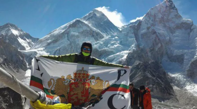 Фен на Локо (Пд) развя знамена на клуба на Еверест (СНИМКИ)