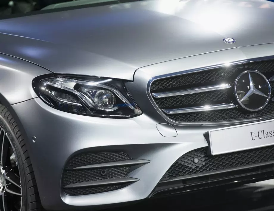 Mercedes-Benz изтегля 2,6 млн. коли от Китай заради софтуер