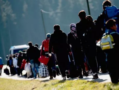 Гръцките власти местят 2000 мигранти на остров Крит (ВИДЕО)
