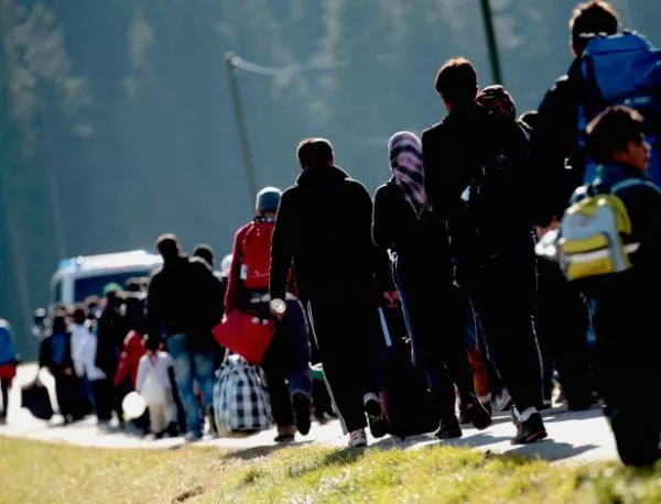 Гръцките власти местят 2000 мигранти на остров Крит (ВИДЕО)