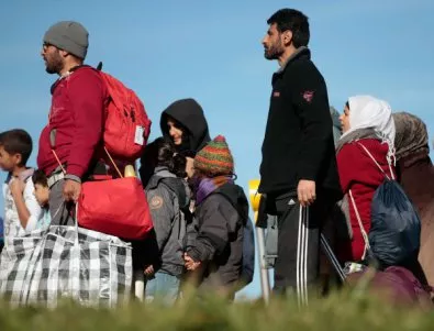 Трафикантите на бежанци взимат до 12 000 евро на човек 