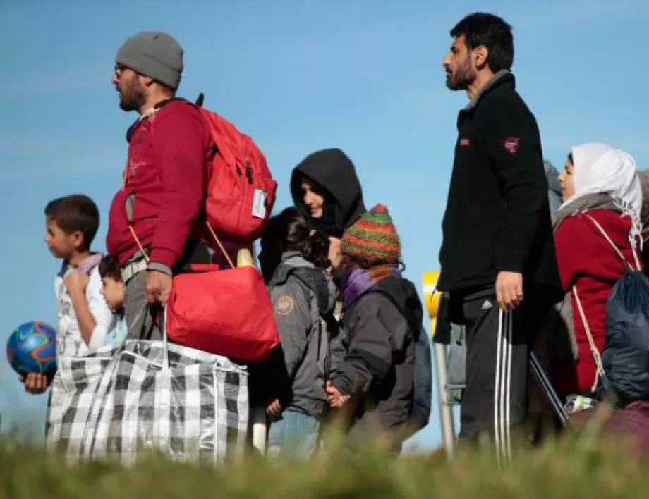 Влак уби мигрант в Гърция. Засилва ли се вълната от Турция? 