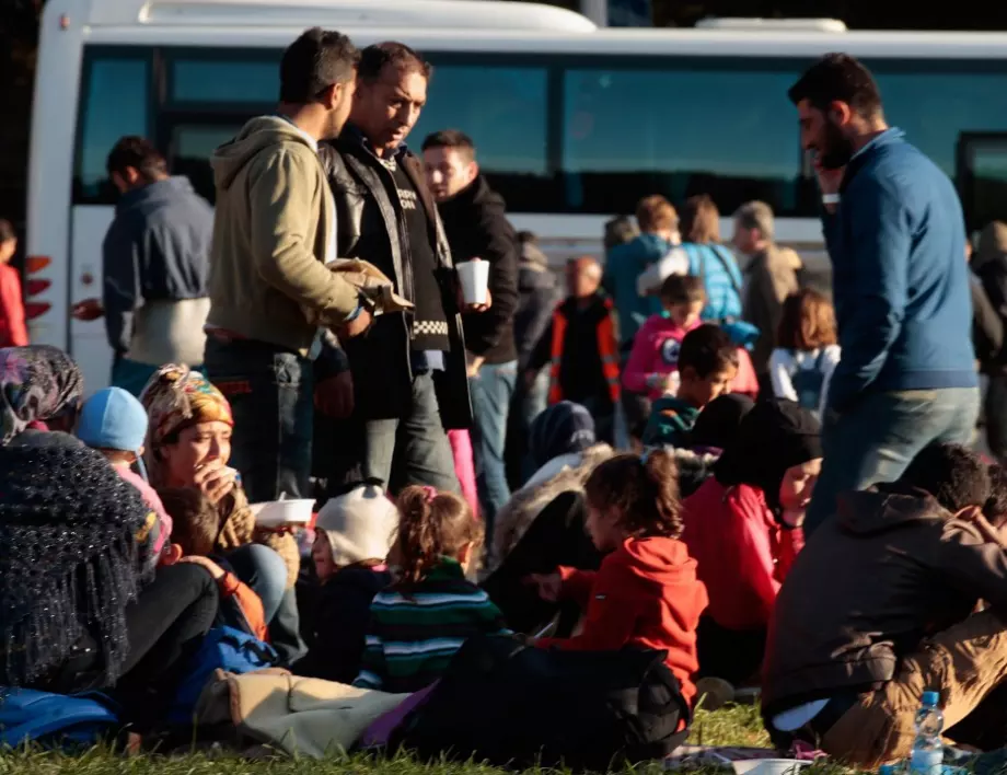 Десетки хиляди мигранти са се събрали на границата с Гърция