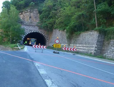 Отбиват движението между Асеновград и Бачково, заради ремонт на тунел