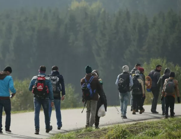 Мигранти твърдят, че са български полицаи са ги били и ограбили на границата