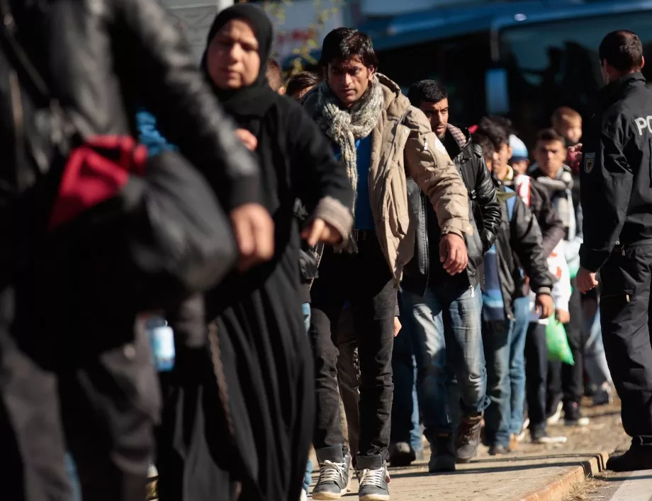 Почти 800 мигранти се изсипаха на гръцките острови само за ден 