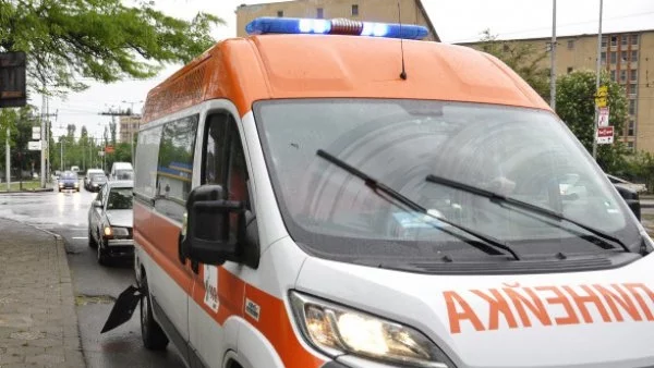 Автобус с туристи пламна край Бургас